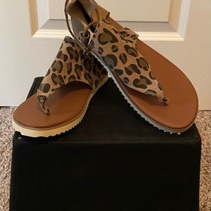 Size 8- NWOT-very lightweight sandals